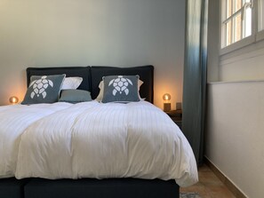Zweibettzimmer, mit Bad, Poolblick (Bleue) | Hochwertige Bettwaren, individuell dekoriert, individuell eingerichtet