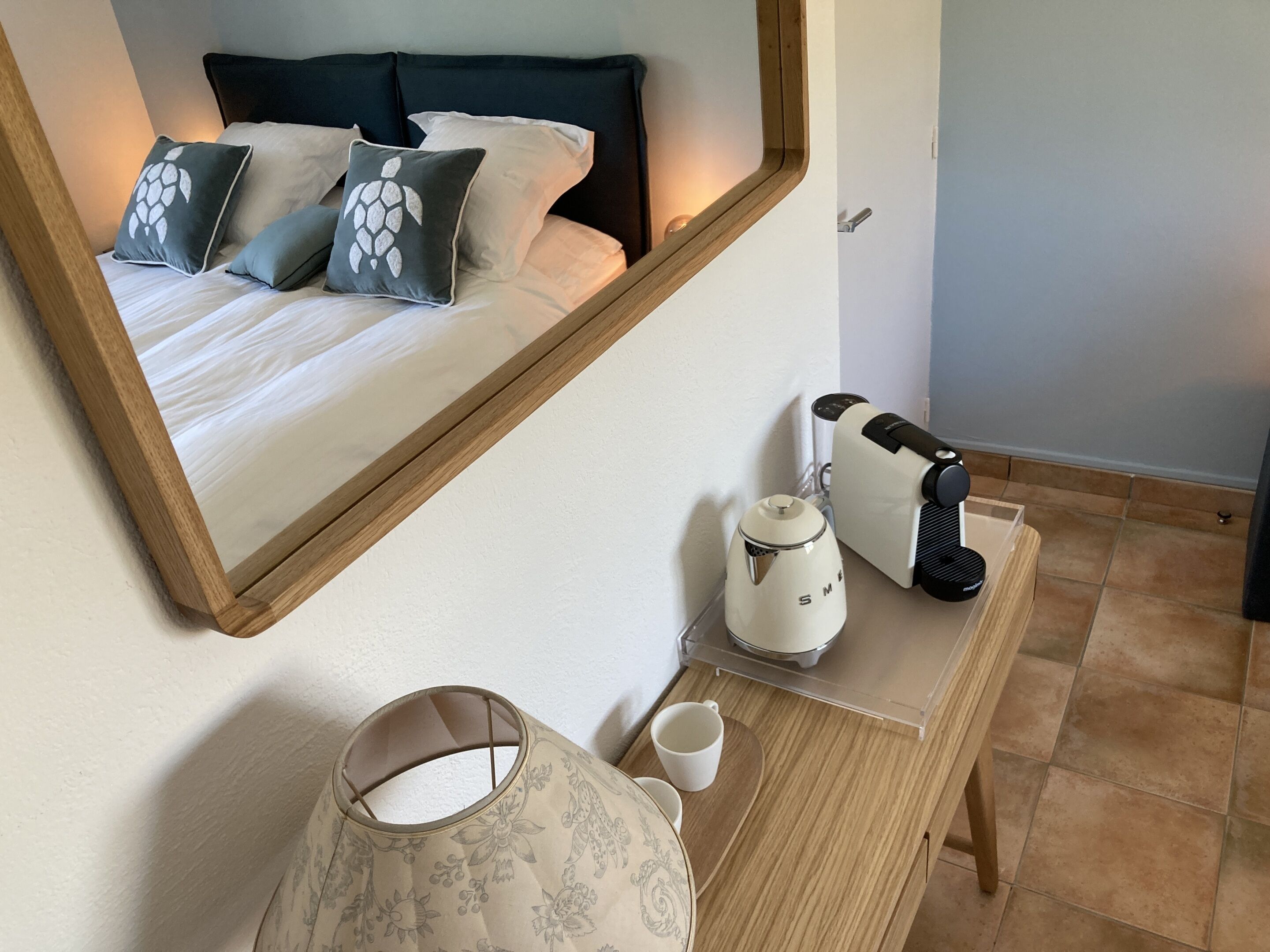 Habitación con 2 camas individuales, baño privado, vistas a la piscina (Bleue) | Ropa de cama de alta calidad y decoración individual