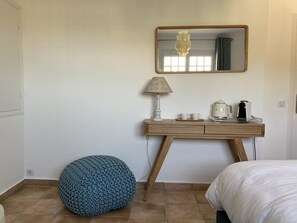 Twin Room, Ensuite, Pool View (Bleue) - Les Petites Terrasses (Grasse)