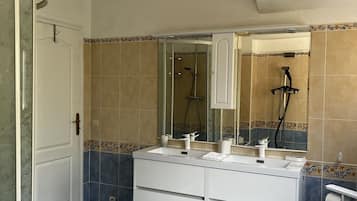 Superior suite, en-suite badkamer, uitzicht op zee (Ocre) | Badkamer | Een douche, een regendouche, een haardroger, badjassen