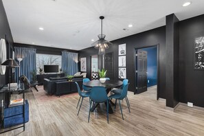 Interior - Near Downtown - WALK to restaurants, bars & music (Nashville)