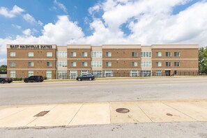 A multi-story hotel with a flat facade, large windows, and a clear sky. - Condo Near Downtown - WALK to restaurants, bars & music (Nashville)