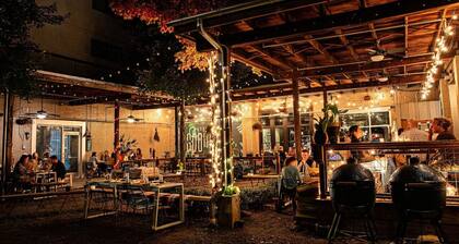 8 Beds, 4 Bedroom - WALK to restaurants, bars & coffee