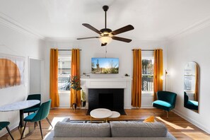 テレビ、暖炉、書庫