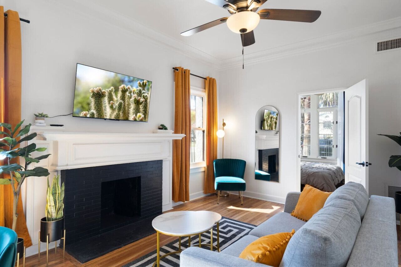 电视、壁炉、书