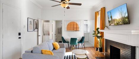 Télévision, cheminée, livres