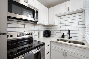 冷蔵庫、コーヒー / ティーメーカー、調理器具と食器