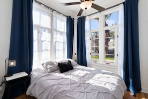 1 bedroom, desk, WiFi, bed sheets - Modern Apartment in the Heart of Phoenix (3) (Phoenix)