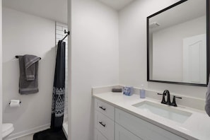 Douche, sèche-cheveux, shampoing