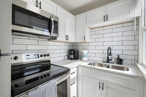 Een koelkast, een kookplaat, een koffiezetapparaat/waterkoker