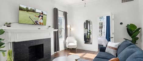 Télévision, cheminée