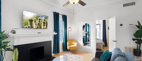 Télévision, cheminée, livres