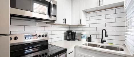 Réfrigérateur, vaisselle et ustensiles