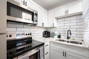 Kylskåp och grytor/köksredskap