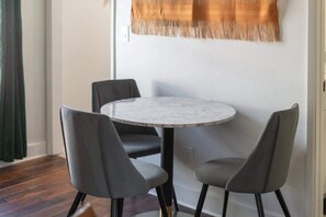 Dining - Modern Apartment in the Heart of Phoenix (5) (Phoenix)