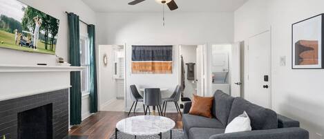 Télévision, cheminée, livres