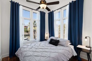 1 bedroom, desk, WiFi, bed sheets - Modern Apartment in the Heart of Phoenix (5) (Phoenix)