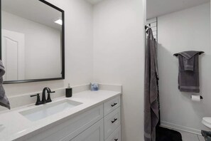 Hair dryer - Modern Apartment in the Heart of Phoenix (5) (Phoenix)