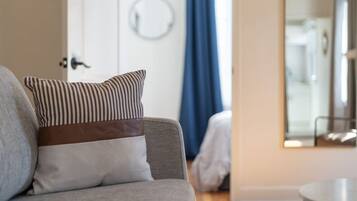 Fernseher, Kamin, Bücher