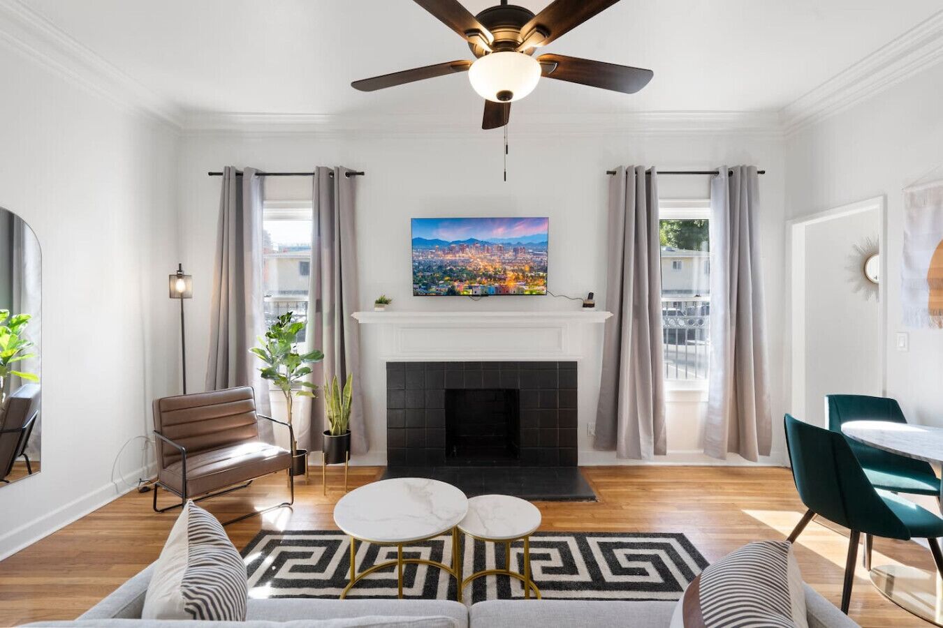 Fernseher, Kamin, Bücher