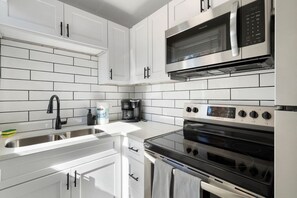 Kühlschrank, Wasserkocher mit Kaffee-/Teezubehör