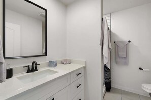 Hair dryer - Modern Apartment in the Heart of Phoenix (4) (Phoenix)