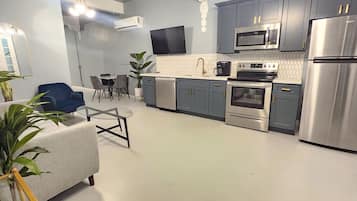 Een koelkast, een magnetron, een koffiezetapparaat/waterkoker