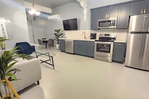 冰箱、微波炉、茶具/咖啡用具、厨具/餐具