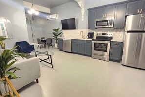 Refrigerador, microondas, cafetera y tetera y utensilios de cocina
