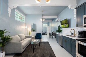 TV, fireplace, books - Modern Apartment in the Heart of Phoenix (10) (Phoenix)