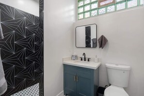 Hair dryer - Modern Apartment in the Heart of Phoenix (10) (Phoenix)