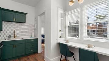 Kjøleskap, mikrobølgeovn, kaffetrakter/tekoker og kjøkkenutstyr