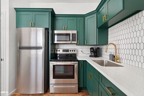 Køleskab, mikrobølgeovn, kaffe-/temaskine