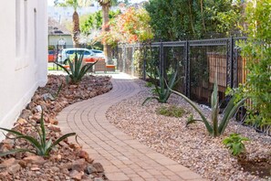 Property grounds - Modern Apartment in the Heart of Phoenix (8) (Phoenix)