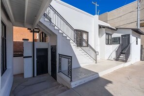 تفاصيل الفندق من الخارج