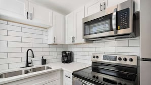 Coffee/tea maker, fridge, stovetop, cookware/dishes/utensils - Modern Apartment in the Heart of Phoenix (8) (Phoenix)