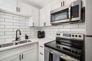 Cafetera/tetera, refrigerador, placa de cocina, utensilios de cocina