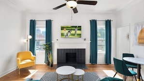 TV, fireplace, offices - Modern Apartment in the Heart of Phoenix (8) (Phoenix)