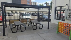 Outdoor dining - Modern Apartment in the Heart of Phoenix (8) (Phoenix)