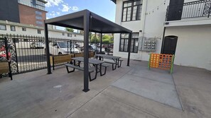 Outdoor dining - Modern Apartment in the Heart of Phoenix (8) (Phoenix)