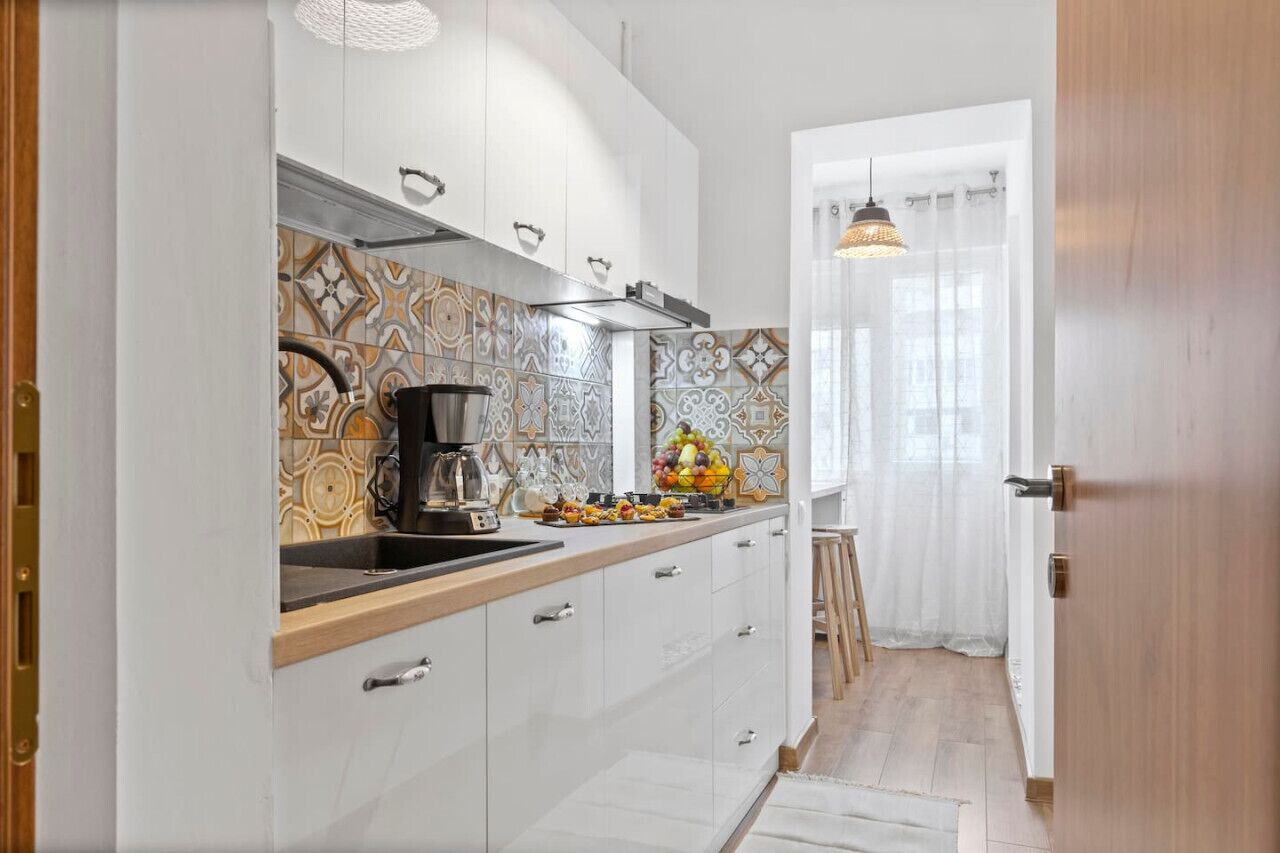 Kjøleskap, mikrobølgeovn, kokeplater og kaffetrakter/tekoker