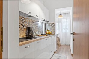 Kjøleskap, mikrobølgeovn, kokeplater og kaffetrakter/tekoker