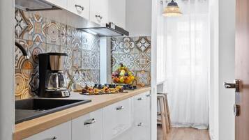 Refrigerador, microondas, parrilla de estufa y cafetera y tetera