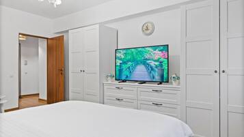 1 bedroom, desk, iron/ironing board, WiFi