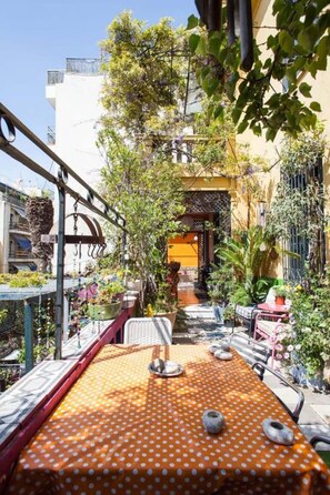 1 bedroom - Living Like in a Cottage in the Center of Athens (Athens)