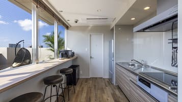 Refrigerador, microondas, placa de cocina, tostadora