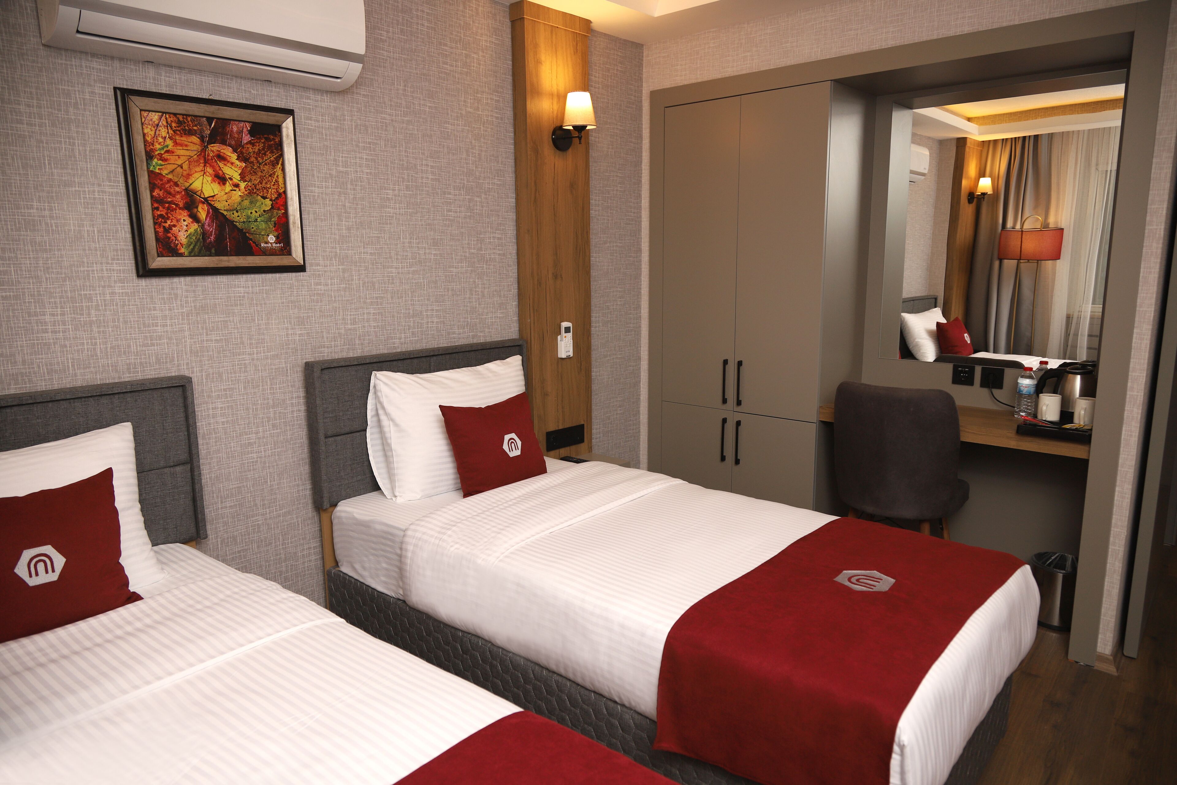 Artículos del minibar gratis y escritorio 