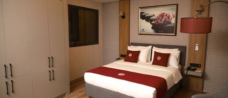 Luxury Suite | 1 bedroom, free minibar items, desk, laptop workspace