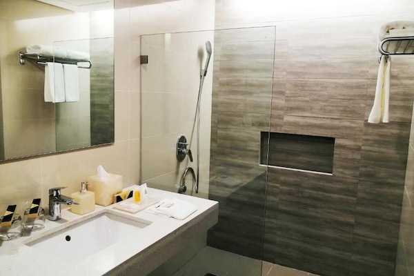 Douche, douche à « effet pluie », articles de toilette gratuits