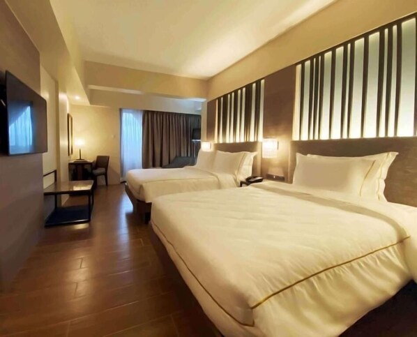 In-room safe, desk, laptop workspace, soundproofing - The Aurora Subic Hotel Managed by HII (Olongapo)